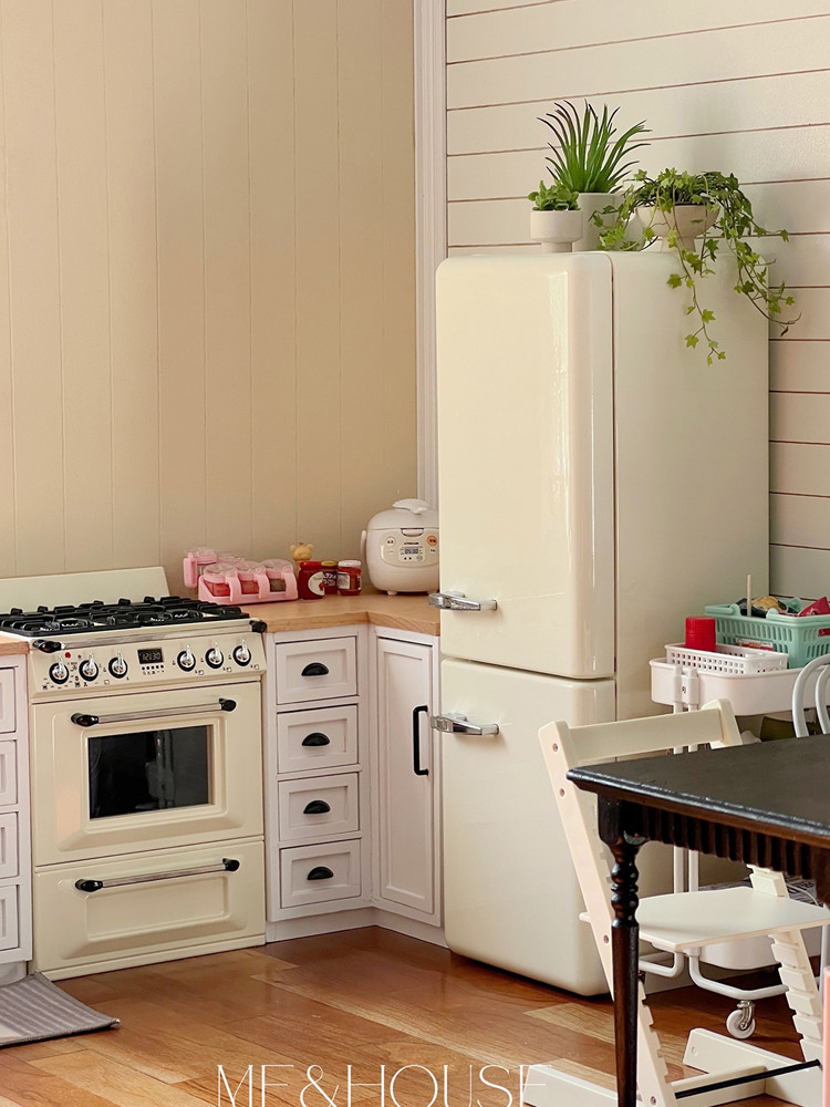 Kitchen Q - Réfrigérateur en métal avec lumière, modèle